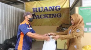 menyerahkan sampah ke petugas sanitasi