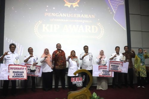 RSUD dr. Soeselo Bawa Pulang Penghargaan Kategori Informatif 1